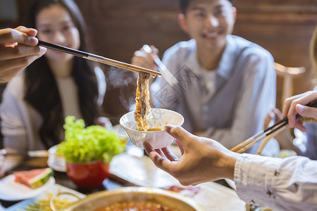 聚餐好友夹菜背景图片