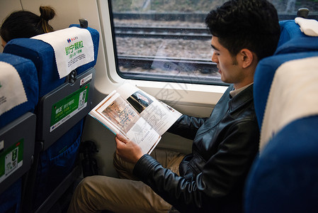 高铁乘客读杂志出差高清图片素材