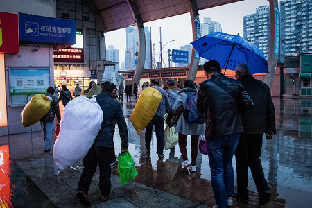 雨中出行春运回家过年背景