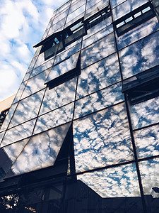 大楼玻璃反射的天空白云高清图片素材