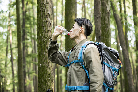 远足青年男性喝水背景图片