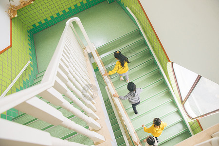 幼儿园儿童排队上楼梯学习高清图片素材
