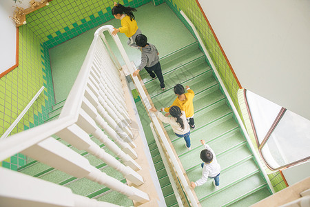幼儿园儿童排队上楼梯成长高清图片素材