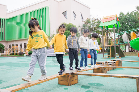 幼儿园儿童课间玩耍教育高清图片素材