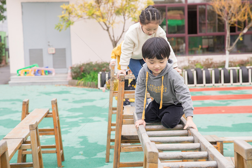 幼儿园儿童课间玩耍