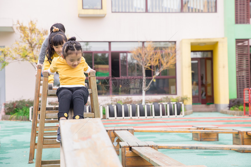 幼儿园儿童课间玩耍图片