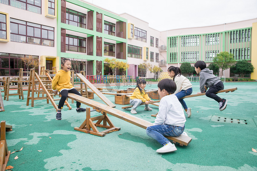 幼儿园儿童玩跷跷板
