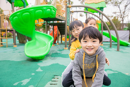 跷跷板素材幼儿园儿童玩跷跷板背景