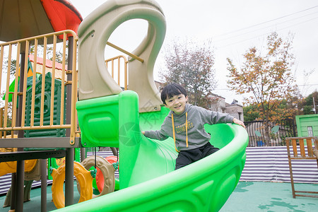 幼儿园儿童玩耍滑滑梯童年高清图片素材