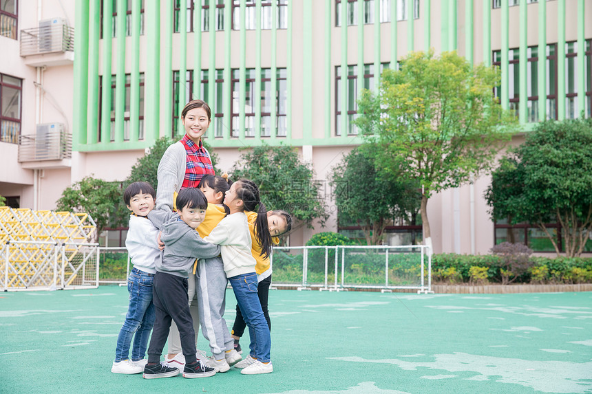 幼儿园儿童课间玩耍图片