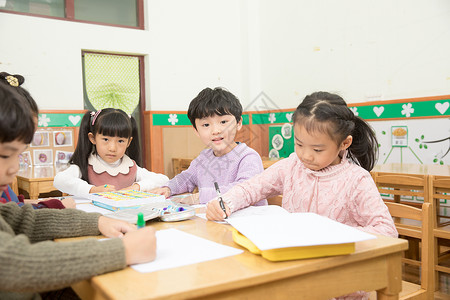 幼儿园儿童画画背景图片