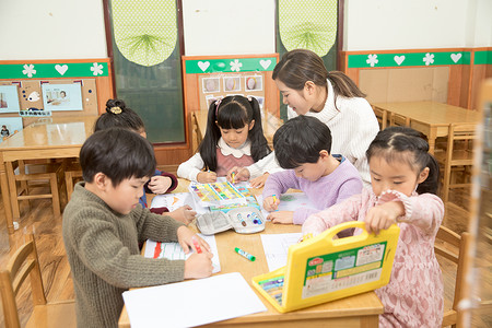 老师小孩幼儿园老师指导画画背景