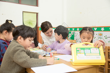 幼儿园老师指导画画图片