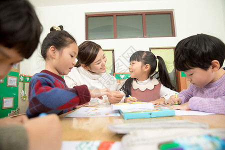 幼儿园老师指导画画图片