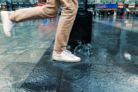 前进的脚步雨中赶路的男性背景