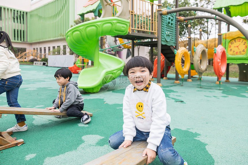 幼儿园户外儿童玩翘翘板图片