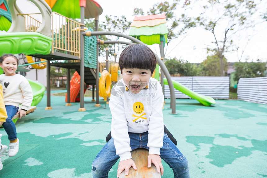 幼儿园户外儿童玩翘翘板图片