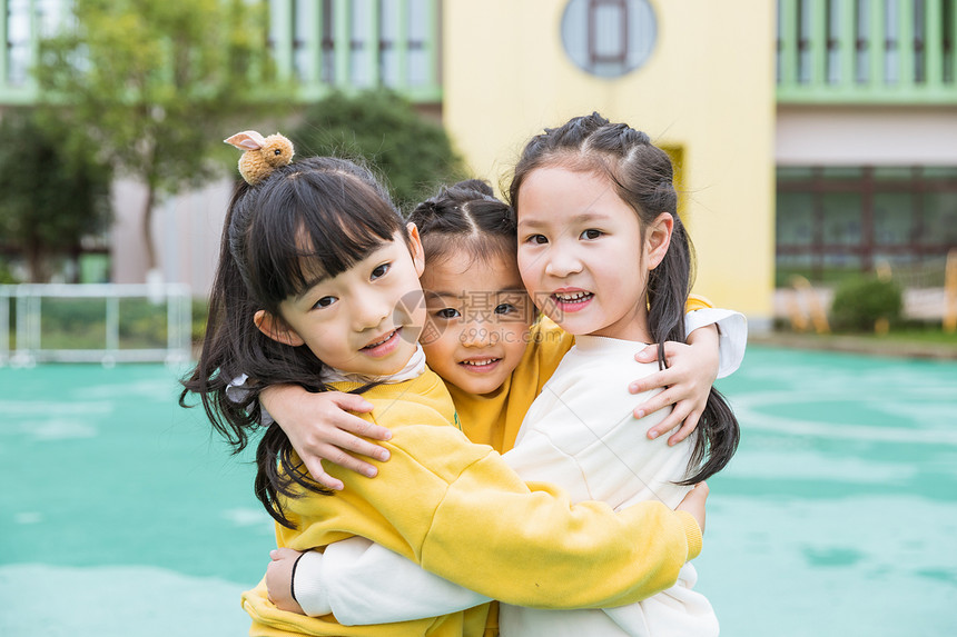 幼儿园女孩拥抱图片