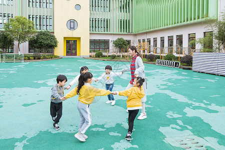 幼儿园幼师和儿童牵手玩游戏背景图片