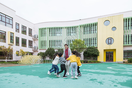 幼儿园幼师和儿童牵手玩游戏背景图片