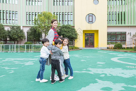 幼儿园户外幼孩子拥抱老师背景图片