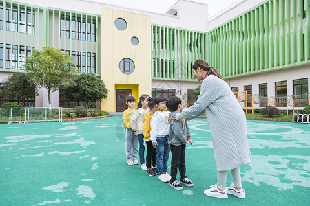 幼儿园老师带孩子排队高清图片