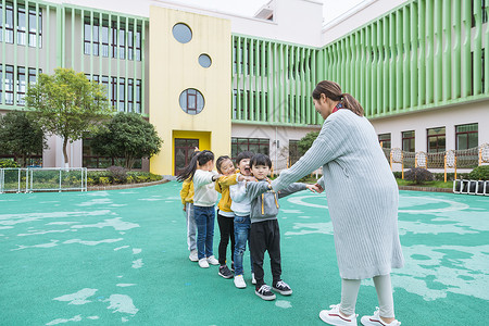 幼儿园老师带孩子排队高清图片