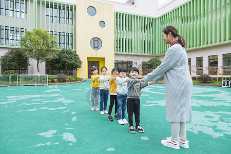 幼儿园老师带孩子排队学习高清图片素材