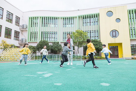 幼儿园老师和孩子玩游戏奔跑高清图片素材