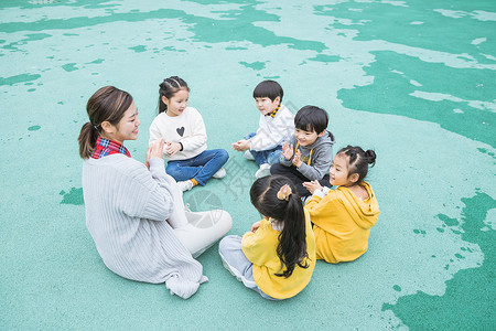 幼儿园户外幼师陪伴儿童图片