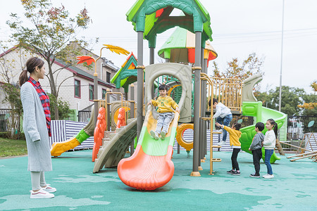 绵滑户外幼师带儿童玩滑滑梯背景