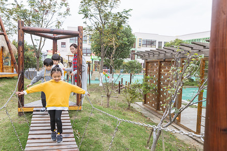 幼儿园老师带孩子过桥高清图片