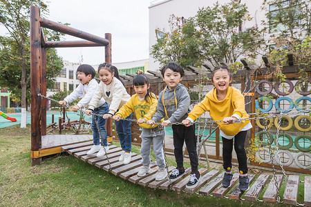 幼儿园开心儿童在桥上图片