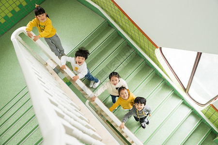 幼儿园儿童上楼梯模特高清图片素材