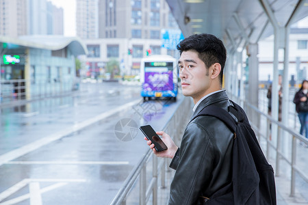 长途汽运男性车站等车背景