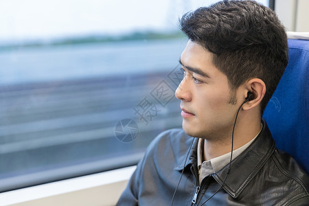 男性在高铁上听音乐列车高清图片素材