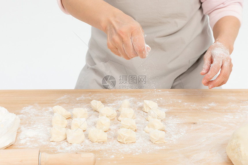 揪剂子捏面团包饺子图片