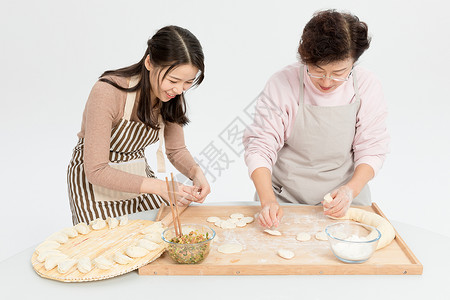 母女过节包饺子图片