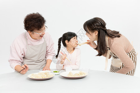 一家人吃饺子图片