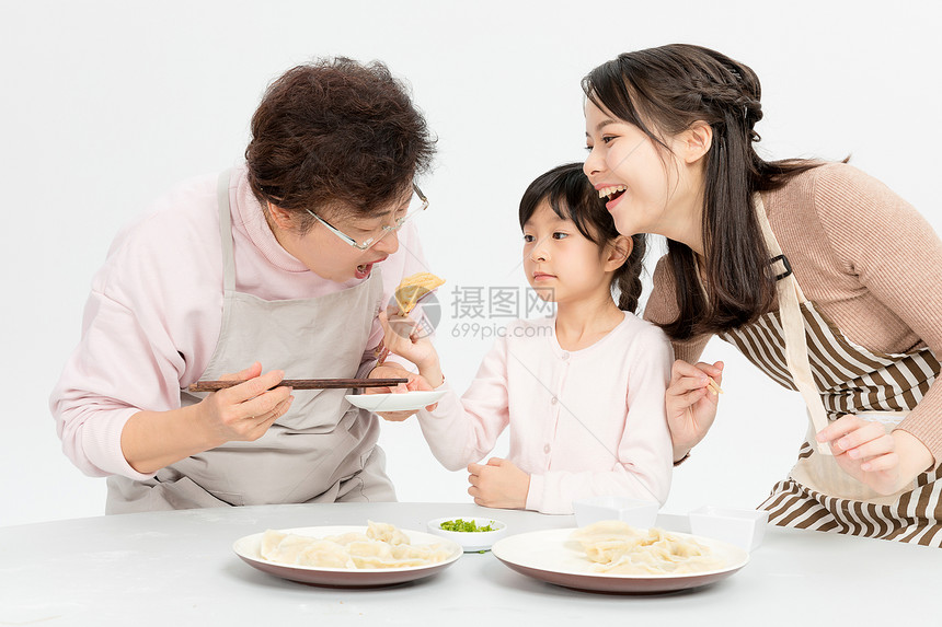 一家人吃饺子图片