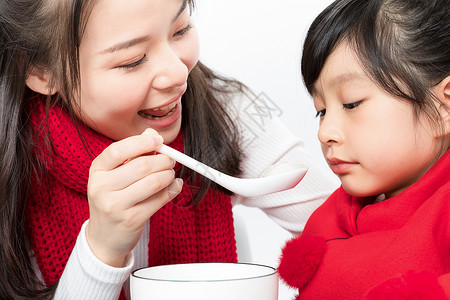 母女二人吃汤圆图片