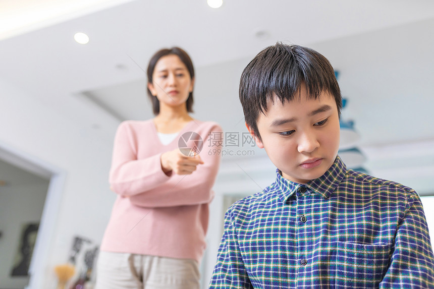 妈妈指责孩子图片