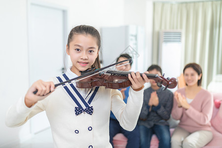 拉小提琴的女孩高清图片