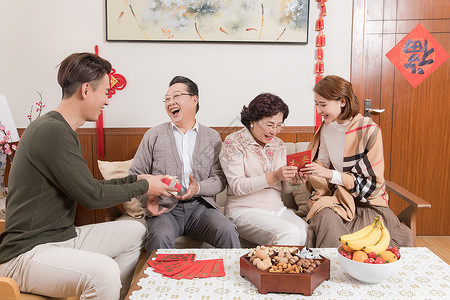 孩子满月红包春节家人团圆子女送父母礼物背景