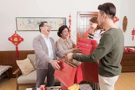 新年一家人团圆送礼物背景图片