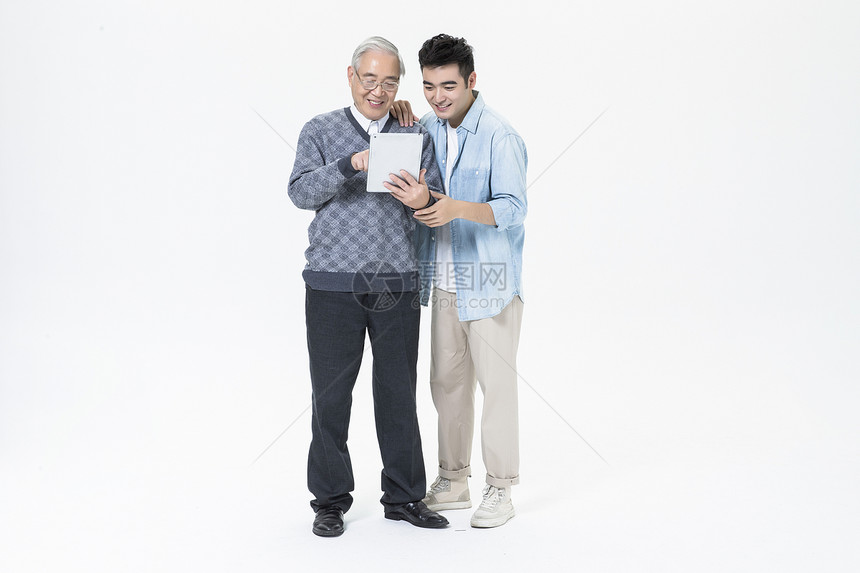 敬老关爱老人看平板电脑图片