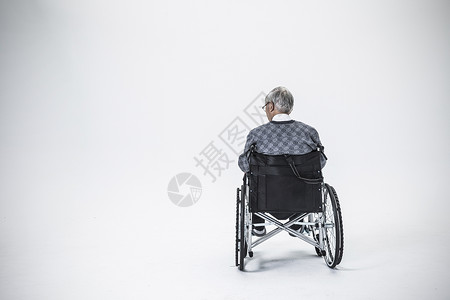 独自坐轮椅的老人背景图片