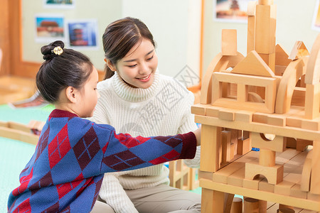 幼儿园老师陪学生玩积木图片