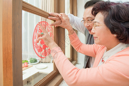 老年夫妇贴窗花图片