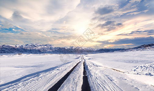 冬天火车雪地公路设计图片